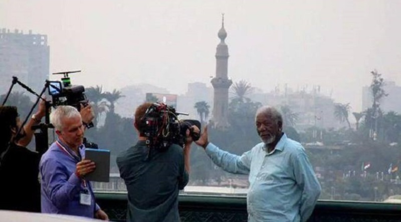 صور نجم هوليوود مورجان فريمان في مصر.. وصورته أمام المسجد تشعل مواقع التواصل